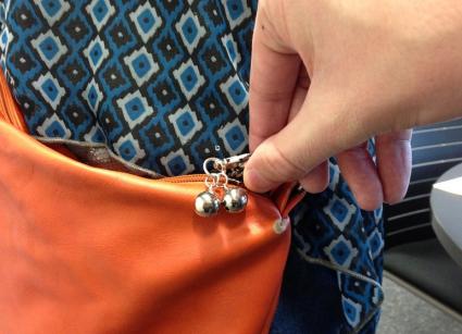 Alarmglöckchen am Reißverschluss. Das mögen Taschendiebe gar nicht.